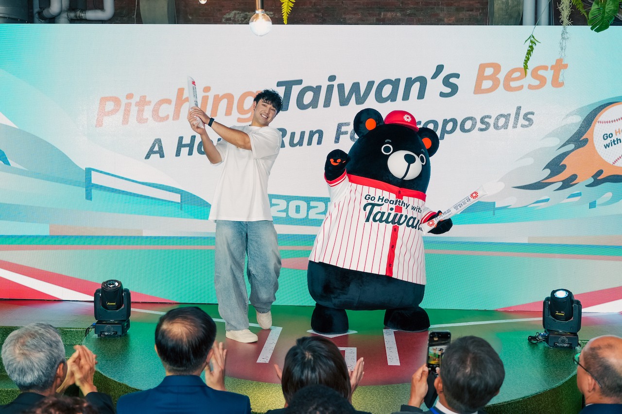 ngoi-sao-bong-chay-lin-an-ko-va-linh-vat-fu-bear-cua-taiwan-excellence-da-mang-den-nhung-cu-danh-home-run-an-tuong-trong-su-kien-1751266981.jpg