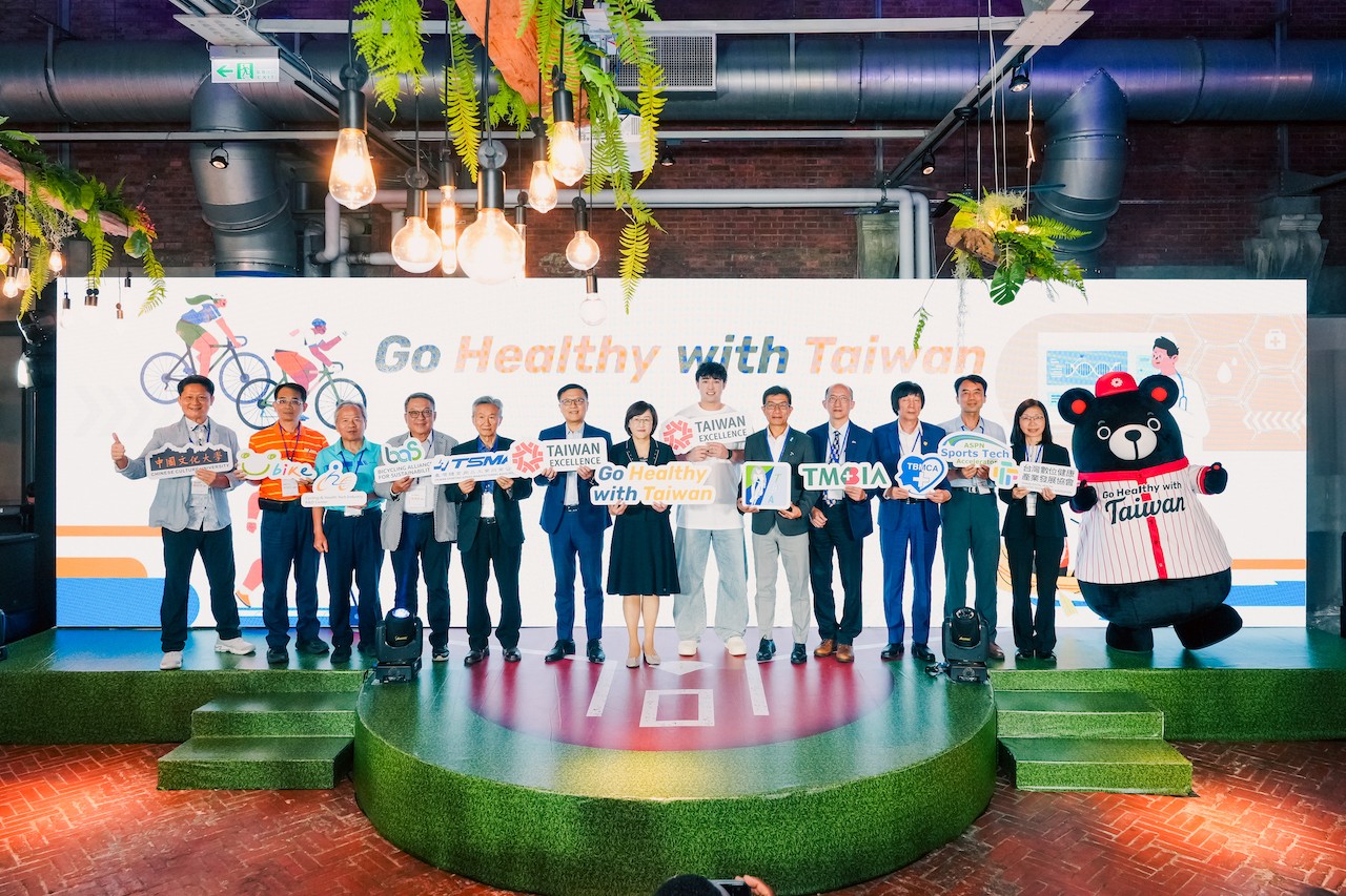 su-kien-co-su-tham-du-cua-dai-dien-cac-hiep-hoi-nganh-nghe-co-quan-chinh-phu-va-gioi-hoc-thuat-trong-linh-vuc-y-te-cung-chung-tay-kien-tao-mot-healthy-taiwan-va-thuc-day-phuc-loi-toan-cau-1751267000.jpg