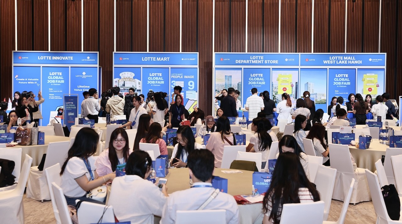 1-khong-gian-booth-tuyen-dung-cua-cac-cong-ty-thanh-vien-thuoc-tap-doan-lotte-tai-viet-nam-1756090058.jpeg