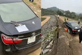 Người đàn ông có biểu hiện bất thường để xe ô tô, điện thoại bên hồ với tờ giấy "tuyệt mệnh"