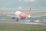 Máy bay Vietjet hạ cánh khẩn cấp, hàng loạt xe cứu hỏa vây quanh đường băng