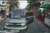Tài xế vứt ô tô giữa đường bỏ đi, vài phút sau quay lại chửi bới, dọa đánh người