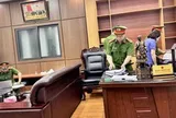 Hình ảnh khám xét, bắt giữ nguyên Phó Chủ tịch TP trước đây liên quan nhóm “xã hội đen”