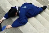 Nằm bất động giữa phố, trào lưu câu view gây sốc khiến cảnh sát phải lên tiếng