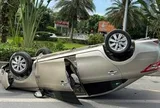 Ô tô con nổ lốp, lật ngửa trên phố Hà Nội