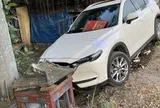 Nữ tài xế Trung Quốc tông sập quán nước, kéo lê chủ quán tử vong