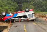 Mưa lũ cuốn trôi xe khách, tàn phá đường ở Cao Bằng