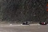 VIDEO: Đi xe máy trên quốc lộ, bất ngờ bị đá từ trên núi rơi trúng người