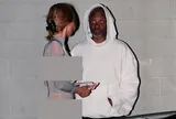 Vợ Kanye West lại mặc hở khó tả, nhìn biểu cảm của người qua đường là hiểu