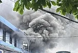 Cháy kho điện máy ở gần chợ đầu mối Hóc Môn