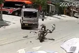 Hai thanh niên đi xe máy bay lên không trung sau khi tông xe 9 chỗ
