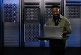 Dell tung loạt công nghệ mới cho trung tâm dữ liệu AI: Có cả server “1 máy thay 13 máy”, lưu trữ 5,8 petabyte trong thân máy 3U