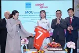Tiến sĩ Nguyễn Thị Phương Thảo bắt tay Madam Pang