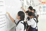 Hình ảnh thí sinh TPHCM hồi hộp làm thủ tục dự thi lớp 10: Kỳ thi quy mô lớn chưa từng có