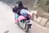 Nằm sấp lái mô tô để quay clip, nam thanh niên ở Lào Cai bị tịch thu phương tiện