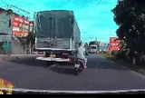 Camera 1 phút trước bi kịch khiến đôi nam nữ đi xe máy tử vong ở Hưng Yên