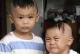 Hai trẻ nhỏ ướt đẫm trong mưa vì bị bỏ rơi trước cổng chùa