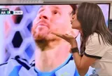 Mỹ Tâm hôn gió và thả tim cho Messi