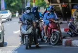 Vì sao dự báo nắng nóng gay gắt, miền Bắc lại mát mẻ?
