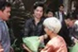 "Ông hoàng nhạc sến" yêu Việt Nam da diết: Ở nhà nghìn tỷ, bị cắt điện vì hết tiền