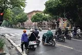 Người đi xe máy khi dừng đèn đỏ có được sử dụng điện thoại không? Cơ quan công an giải đáp