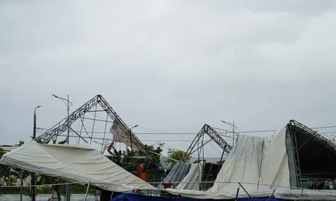 Bão Trà Mi đánh sập kho hàng gần 500 mét vuông trong tích tắc