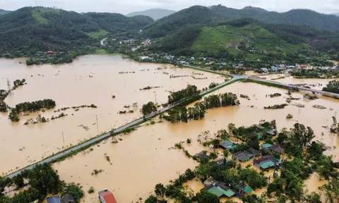 Toàn cảnh từ trên cao: Nước sông dâng nhanh, hàng trăm ngôi nhà ở Hà Tĩnh ngập sâu