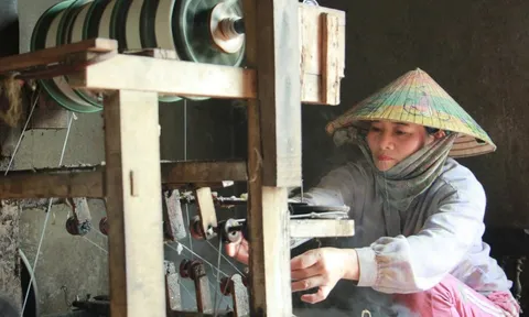Lửa nghề ở Hồng Đô sắp tắt, chỉ còn một guồng tơ quay níu ký ức vàng son