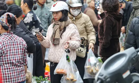 Giá đồ lễ cúng ông Công ông Táo rẻ hơn mọi năm, người Hà Nội tấp nập mua