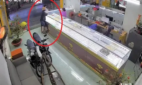 Clip kẻ cướp vàng vứt áo khoác, nhảy xuống vườn dừa trốn: Diễn biến không ngờ sau 6 giờ gây án