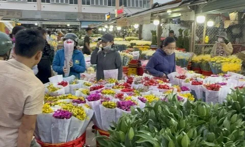 Hoa Tết ùn ùn đổ về chợ đầu mối, hoa hồng Valentine ế nhệ