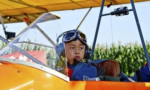 Cậu bé từng bị cảnh báo bại não và kỷ lục Guinness gây choáng: 5 tuổi trở thành phi công trẻ nhất thế giới