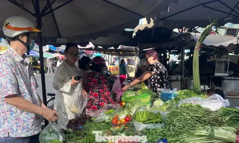 Rau xanh chợ lẻ nhích giá Mùng 2 Tết