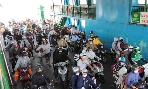 Dòng người cuồn cuộn qua phà Cát Lái chiều mùng 5 Tết, nhịp sống Tp.HCM sôi động trở lại