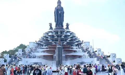 Biển người trẩy hội Núi Bà Đen sáng mùng 5 Tết: Thành tâm dâng lễ, gửi ước vọng đầu xuân