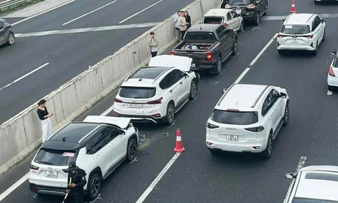 5 ô tô con 'dồn toa' trên cao tốc Hà Nội - Hải Phòng