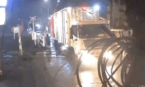 Video: Kinh hoàng khoảnh khắc tàu hoả tông nát xe tải