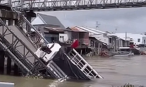 Hiện trường vụ xe tải lao thẳng xuống sông khi cầu sập, tài xế thoát chết trong gang tấc