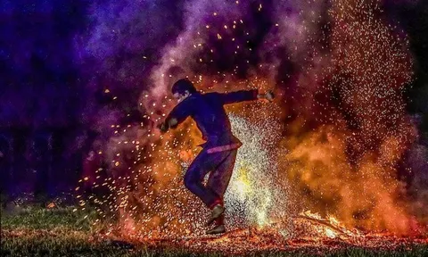 Hàng trăm người nín thở khi chàng trai Pà Thẻn lao vào than đỏ