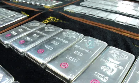 Giá bạc bất ngờ quay đầu giảm mạnh