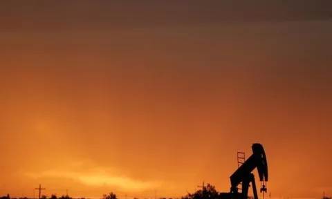 G7 vừa có động thái khẩn bảo vệ nguồn cung, giá dầu thô lập tức giảm 15 USD trong chưa đầy 2 giờ