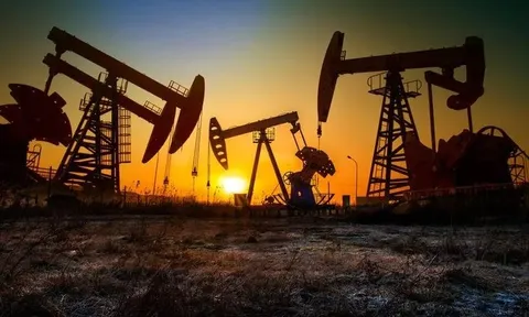 Sản xuất kỷ lục 13,7 triệu thùng dầu mỗi ngày, tại sao giá xăng tại Mỹ vẫn tăng?