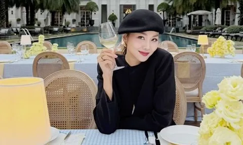 Hé lộ cuộc sống trong biệt thự bề thế rộng 1.000m2 của siêu mẫu sở hữu đôi chân dài cực phẩm