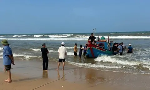 Vào mùa cá mực, ngư dân như ngồi trên đống lửa vì không thể ra khơi