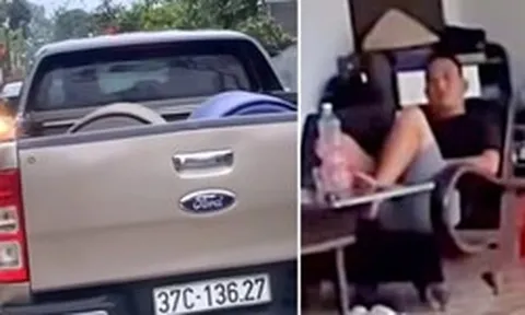 Đỗ ô tô bán tải chắn ngõ, chủ xe 37C-136.27 thản nhiên ngồi hiên nhà mặc kệ