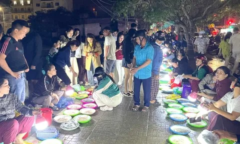 Độc đáo phiên chợ đêm bán duy nhất một đặc sản hút khách ở xứ Nghệ