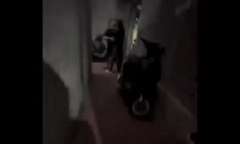 Hoàn cảnh khó khăn của người phụ nữ bế con nhỏ bị hàng xóm hành hung ở Hà Nội