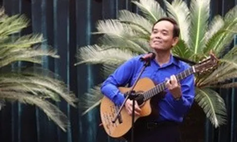 Clip Bí thư Thành ủy TPHCM ôm đàn, hát khi gặp gỡ thanh niên