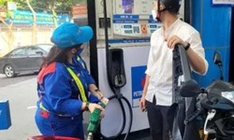 Giá xăng dầu giảm mạnh, dầu diesel giảm gần 2.000 đồng/lít