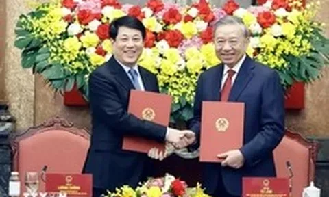 Bàn giao công tác giữa Tổng Bí thư, Chủ tịch nước Tô Lâm và nguyên Chủ tịch nước Lương Cường